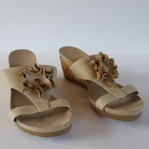 Life Stride beige wedge sandal with flower…